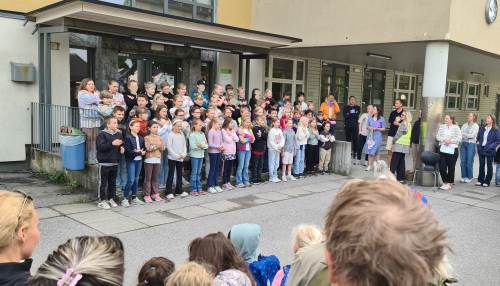 Fadderne på 4. trinn synger for førskolebarna